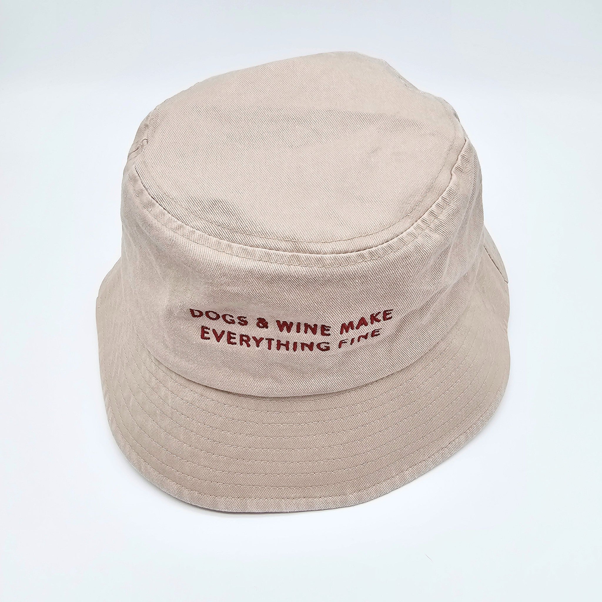 Beige Denim Eimer Hut - Dogs & Wine Make Everything Fine
