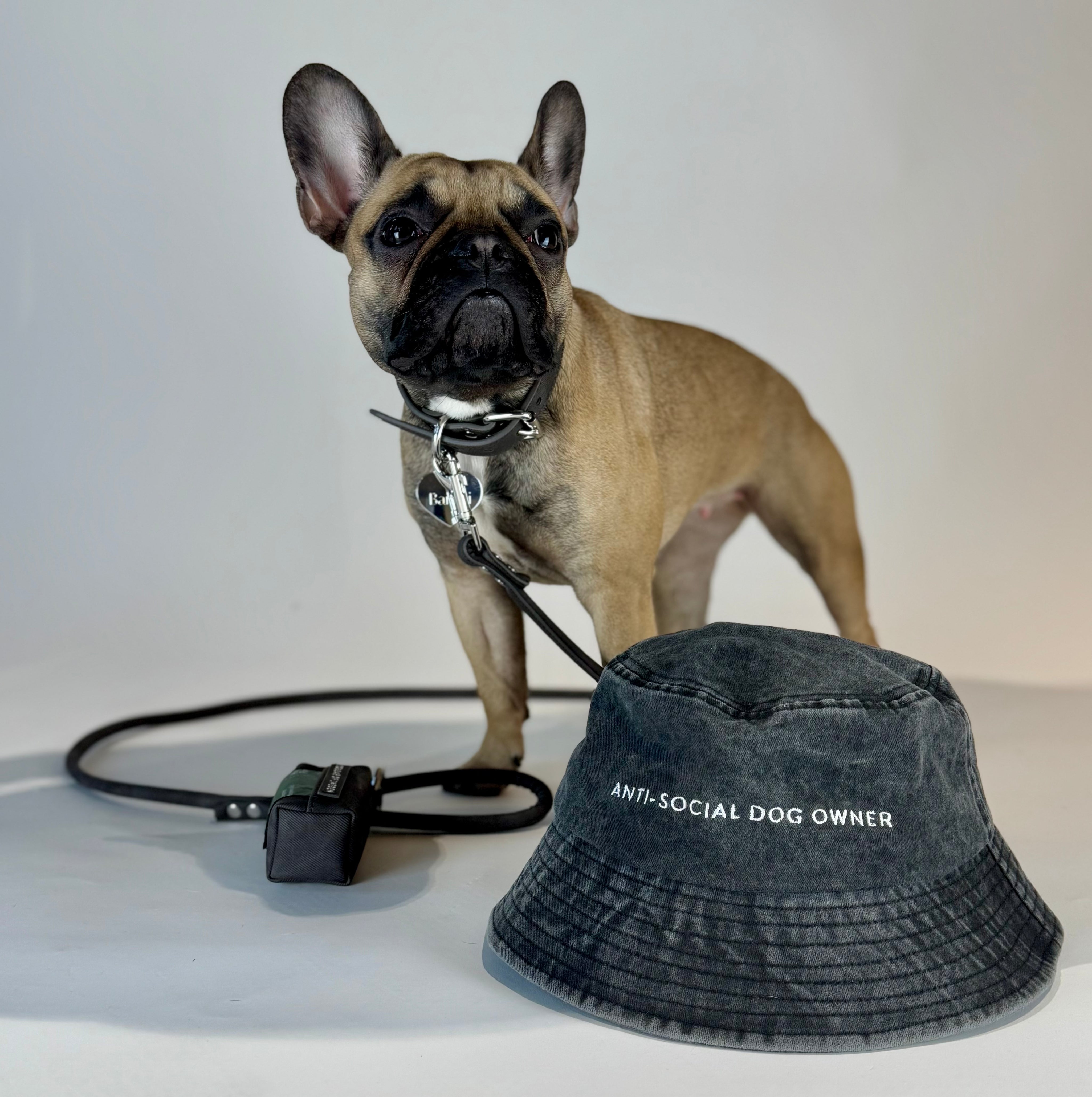 Schwarzer Denim-Eimerhut - Anti-Social Dog Owner