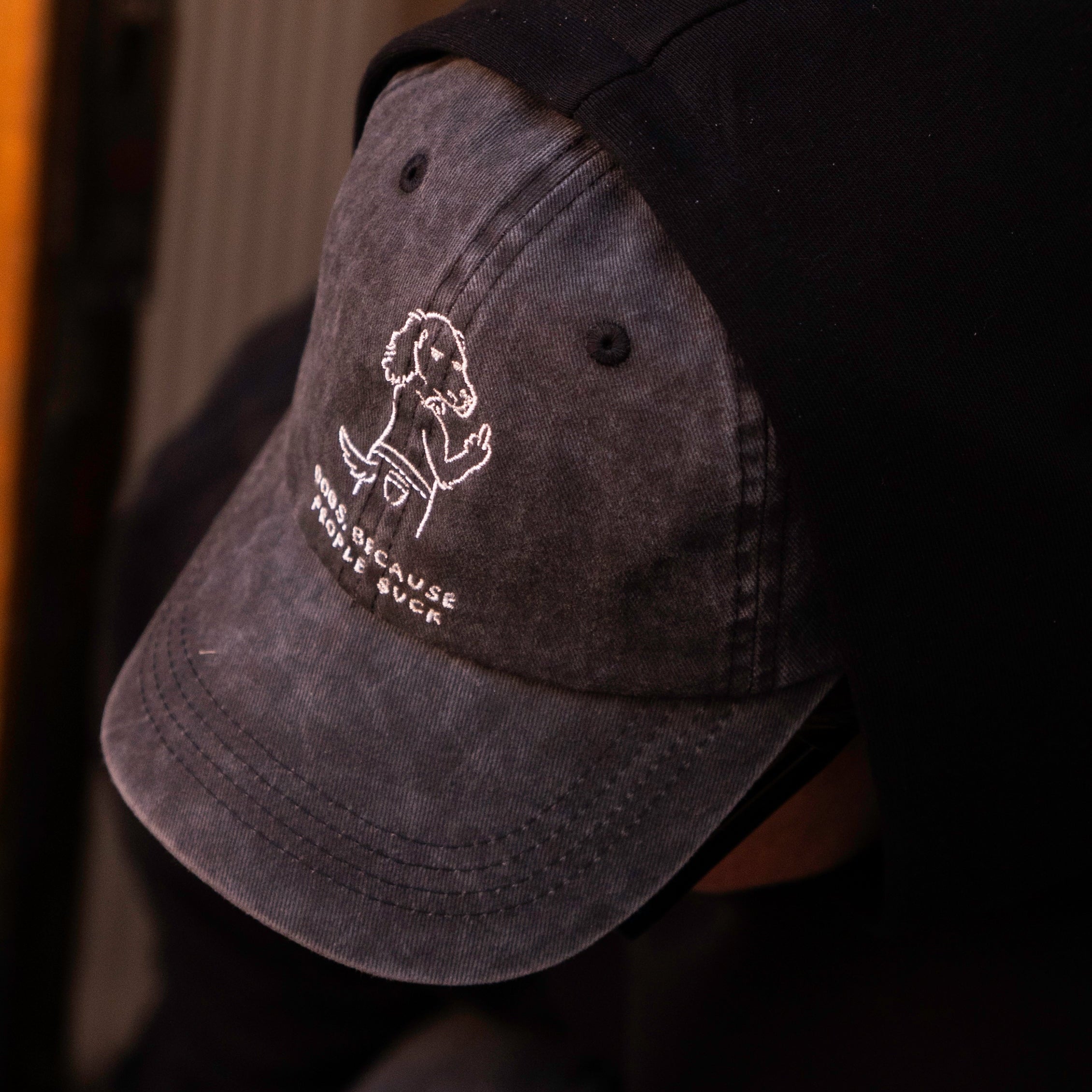Schwarze Denim-Cap - Logo "Dogs. Because People Suck" 