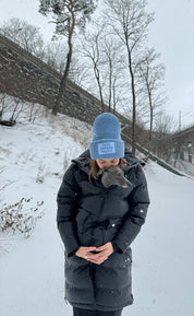 Blauer Wollbeanie - Hunde vor Menschen