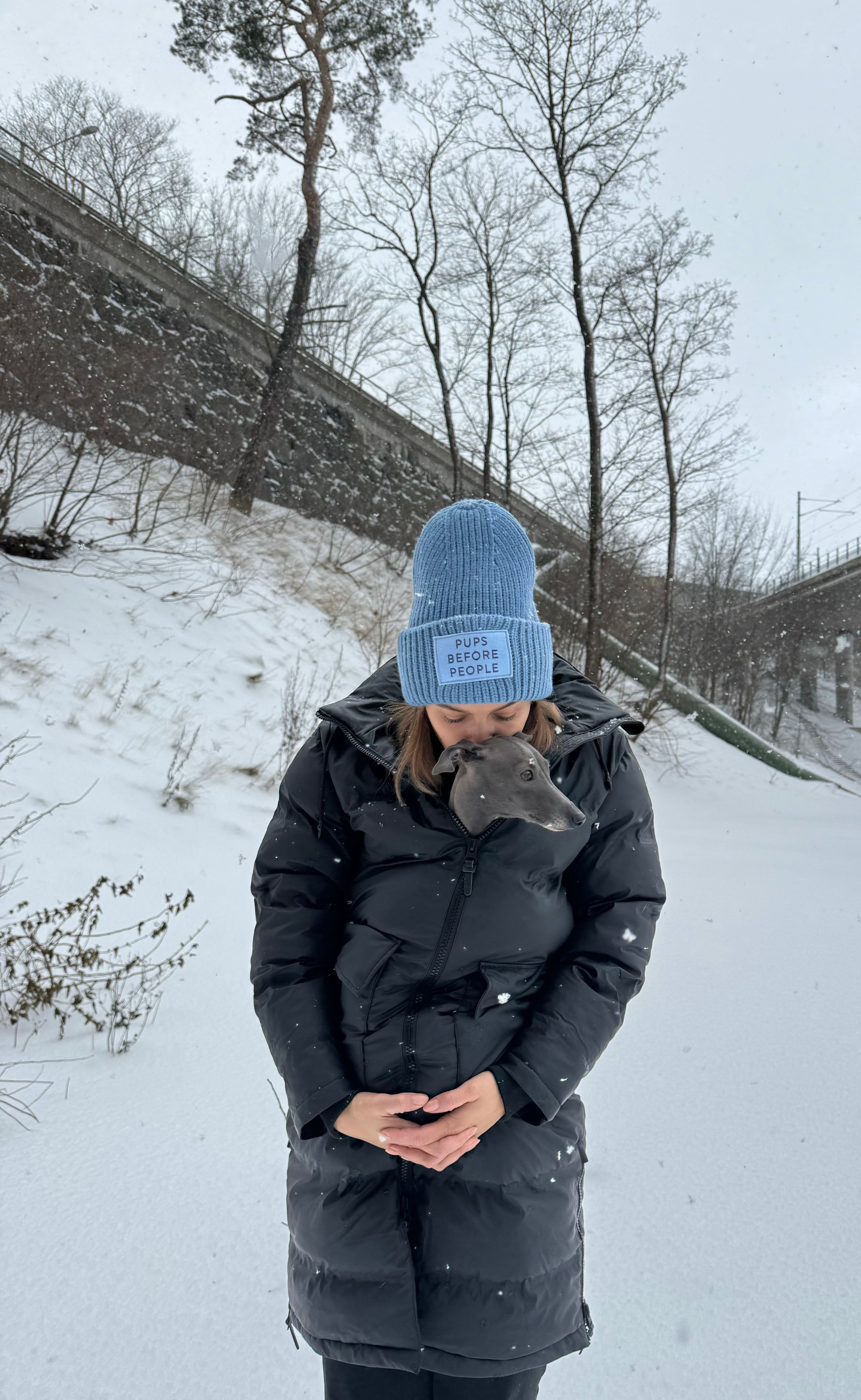 Blauer Wollbeanie - Hunde vor Menschen