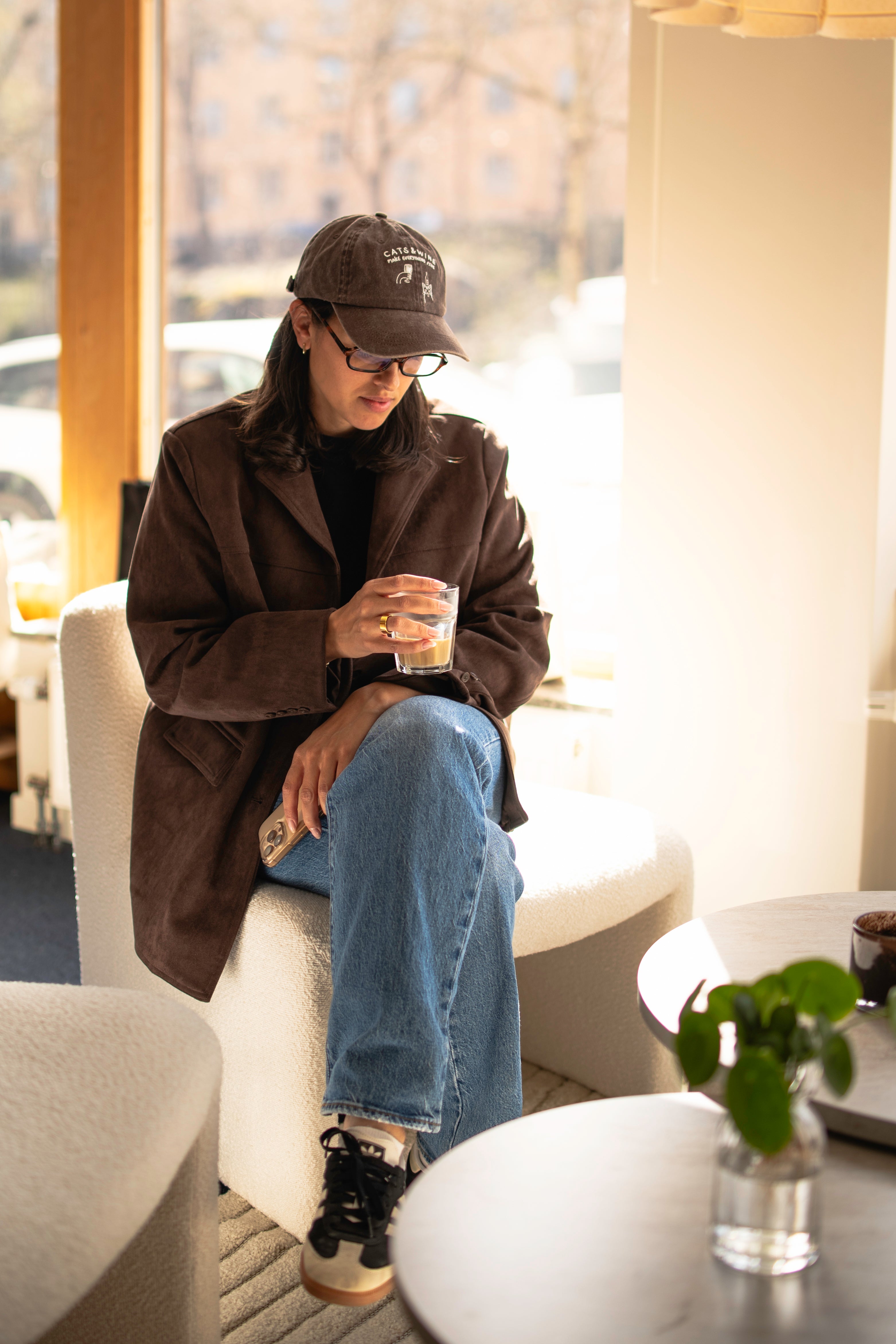 brown-denim-cap-coffee-store-melina.jpg