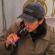 Schwarze Denim-Kappe - Dogs & Wine Make Everything Fine 