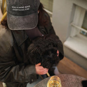 Schwarze Denim-Kappe - Dogs & Wine Make Everything Fine 