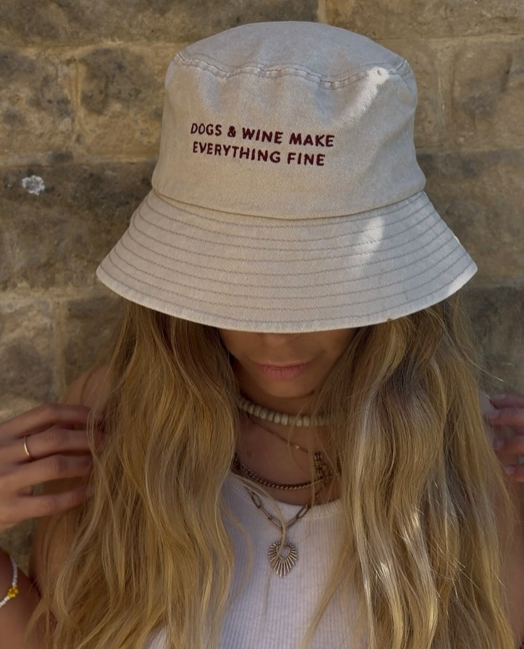 Beige Denim Eimer Hut - Dogs & Wine Make Everything Fine